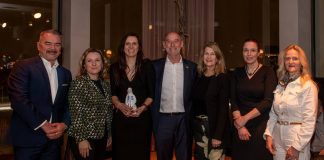Slovenija slavi uspeh na zadnjem dnevu ITB Berlin kot nagrajena destinacija zdravstvenega turizma Na fotografiji (z leve): člana žirije ITB Medical & Health Tourism Award Thomas Bömkes in Ivana Kolar, vodja predstavništva STO v Nemčiji Rebeka Kumer Bizjak, direktor Združenja slovenskih naravnih zdravilišč Iztok Altbauer ter člani žirije Rika Jean-Francois, Simone Zagrodnik in Csilla Mezösi.