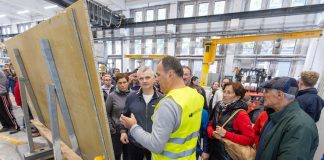 Več kot 600 ljudi vseh generacij se je udeležilo odprtega dneva v podjetju Marmor Hotavlje