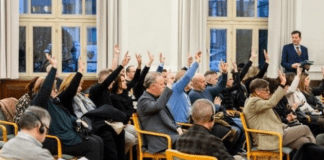 Zgodovinsko prvo simbolno Äezmejno glasovanje o programih GO! 2025 in enotna podpora mestnih svetnikov Nove Gorice in Gorice  Â