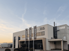 Zakaj je obojestranski tisk zastav pametna izbira za vašo znamko Obojestranski tisk zastav