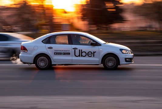 Kako uporabljati Uber v Sloveniji: naročanje, cene in varnost