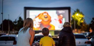 Drive-in kino se že osmo leto vrača na parkirišče Centra Vič