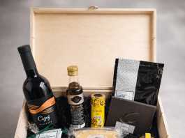 Darilni paket, ki je nastal iz ekipnega duha in zdaj razveseljuje tudi stranke