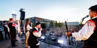 Ansambel Saša Avsenika zapel pred ALEJO kot pod Triglavom