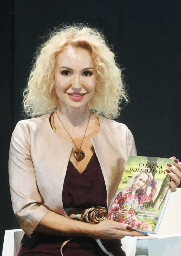 Avtorica dr. Tina Prodnik s knjigo Vitalna dolgoživost Avtorica dr. Tina Prodnik s knjigo Vitalna dolgoživost