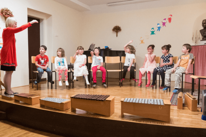 Glasbena pripravnica z instrumentom