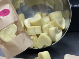 Kakavovo maslo za porjavitev in nego kože: katera ploščica je prava za vas