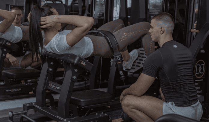 Trening z osebnim trenerjem v fitnes centru BIT