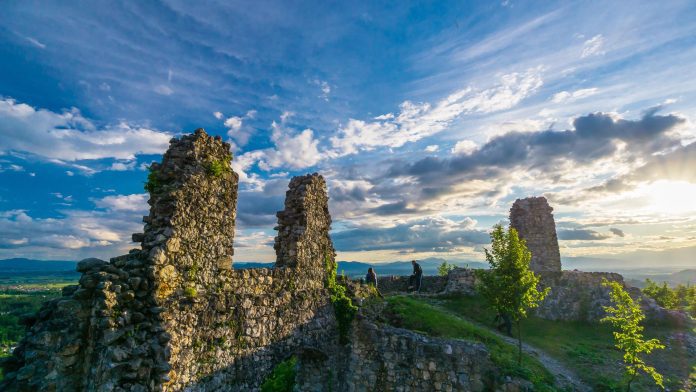 2926_1920x1080_21_stari-grad-nad-kamnikom_old-castle-in-kamnik_ana-pogacar