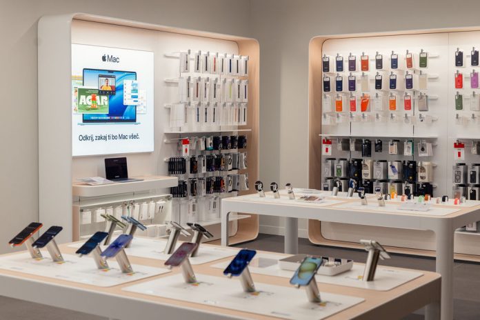 Na 125 m² velikem prostoru obiskovalce pričakujejo z višjo ravnijo Apple izkušnje. Foto Črt Piksi
