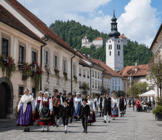 Narodne noše Kamnik: Dnevi narodnih noš, tradicija in dediščina
