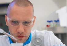 Domači poskusi so lažji s pravo laboratorijsko opremo Opravljanje laboratorijskega poskusa