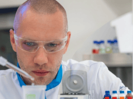 Domači poskusi so lažji s pravo laboratorijsko opremo Opravljanje laboratorijskega poskusa