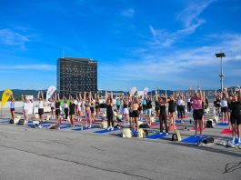 After-work pilates na streho Cityparka ponovno privabil več kot 100 udeležencev
