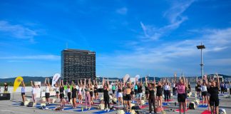 After-work pilates na streho Cityparka ponovno privabil več kot 100 udeležencev