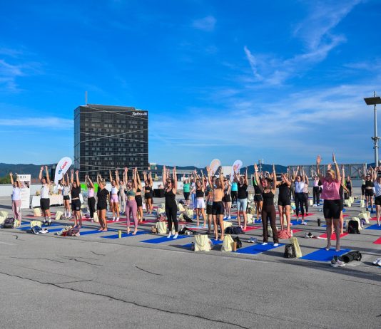 After-work pilates na streho Cityparka ponovno privabil več kot 100 udeležencev