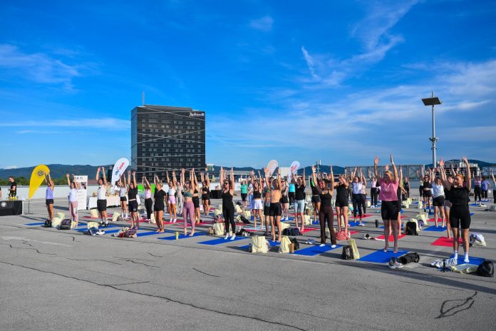 After-work pilates je privabil več kot 100 udeležencev Foto Robert Krumpak