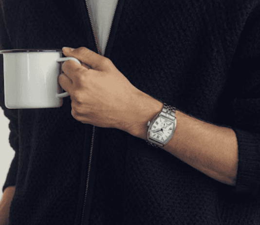 Retro ure so nazaj: zakaj moški znova iščemo modele z značajem? Moška ročna ura
