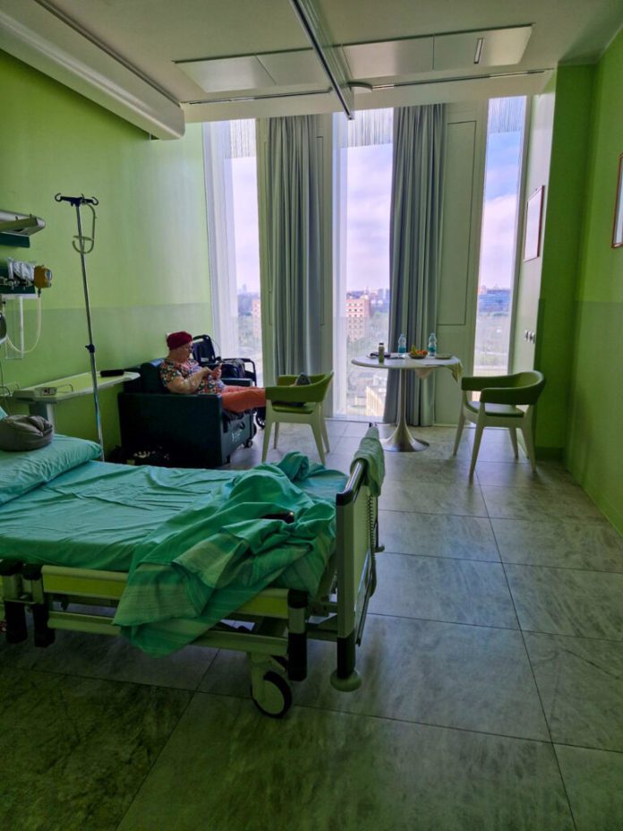 Zavarovanka Dr Best v milanski kliniki San Donato po operaciji možganske ciste. Foto arhiv Dr Best