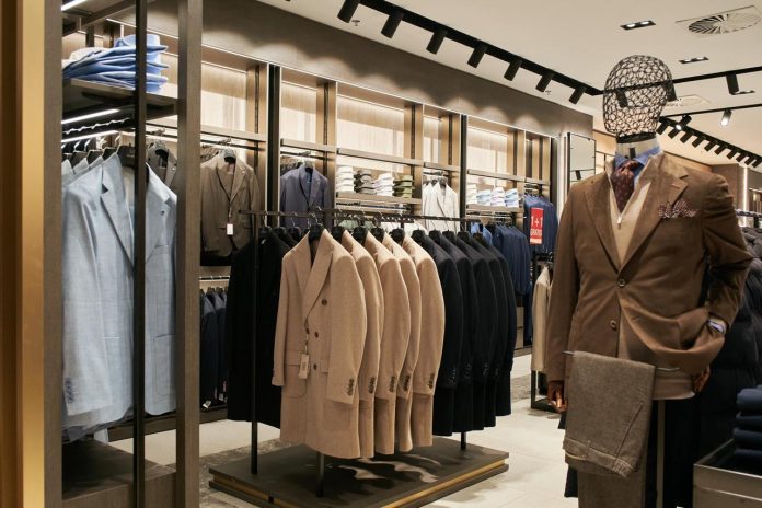 V novi trgovini lahko ljubitelji moške mode izbirajo med elegantnimi oblekami, suknjiči, srajcami, hlačami, polo majicami in drugimi modnimi